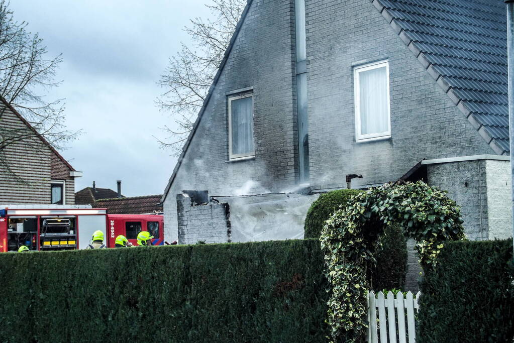 Garage aan woning met auto volledig afgebrand