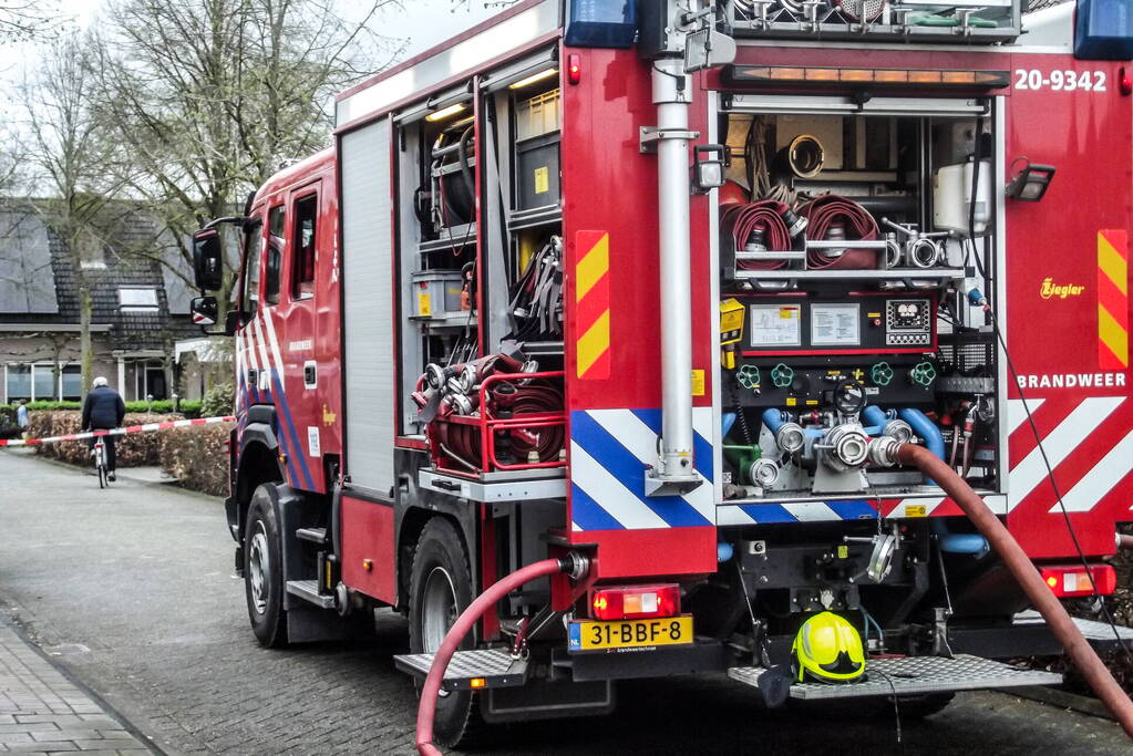 Garage aan woning met auto volledig afgebrand