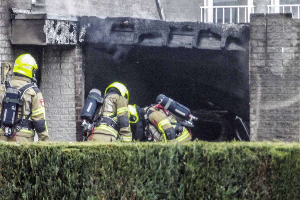 Garage aan woning met auto volledig afgebrand