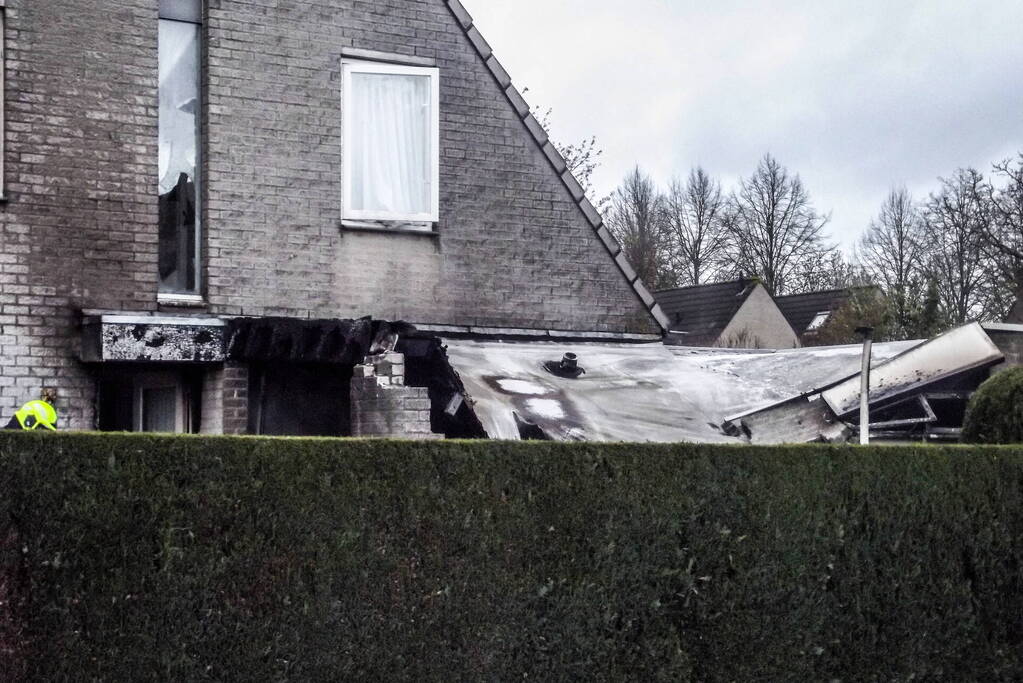 Garage aan woning met auto volledig afgebrand