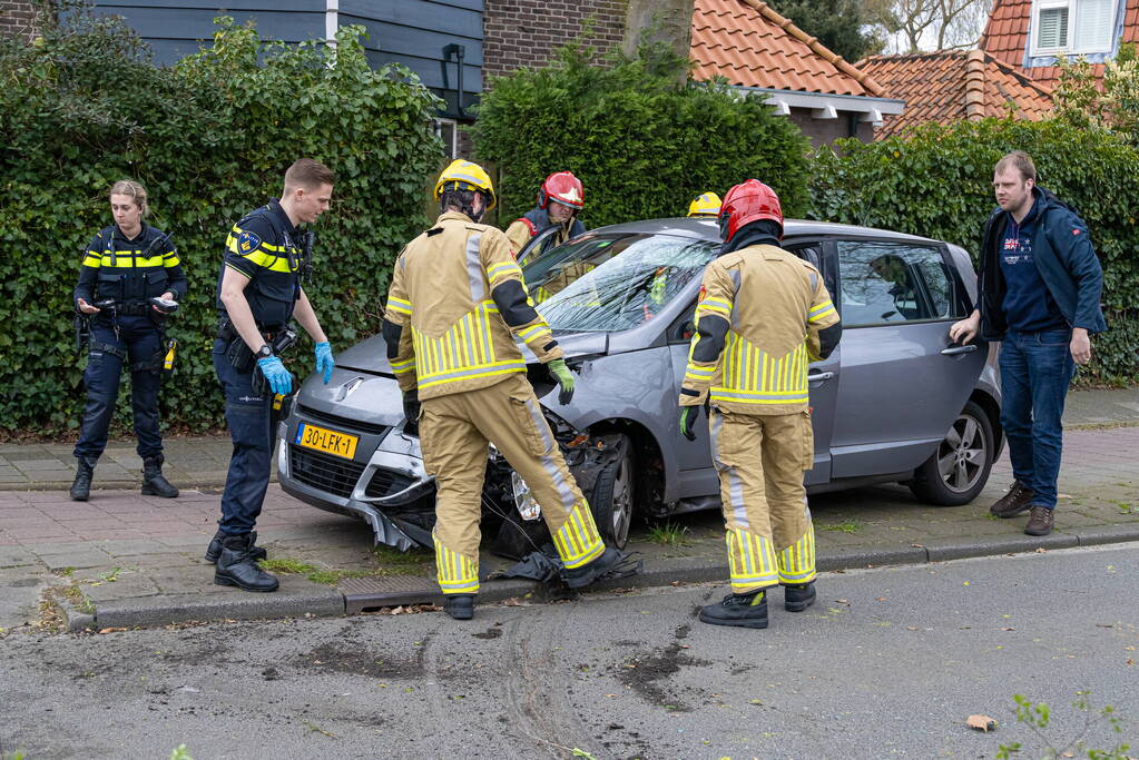 Automobilist botst tegen boom