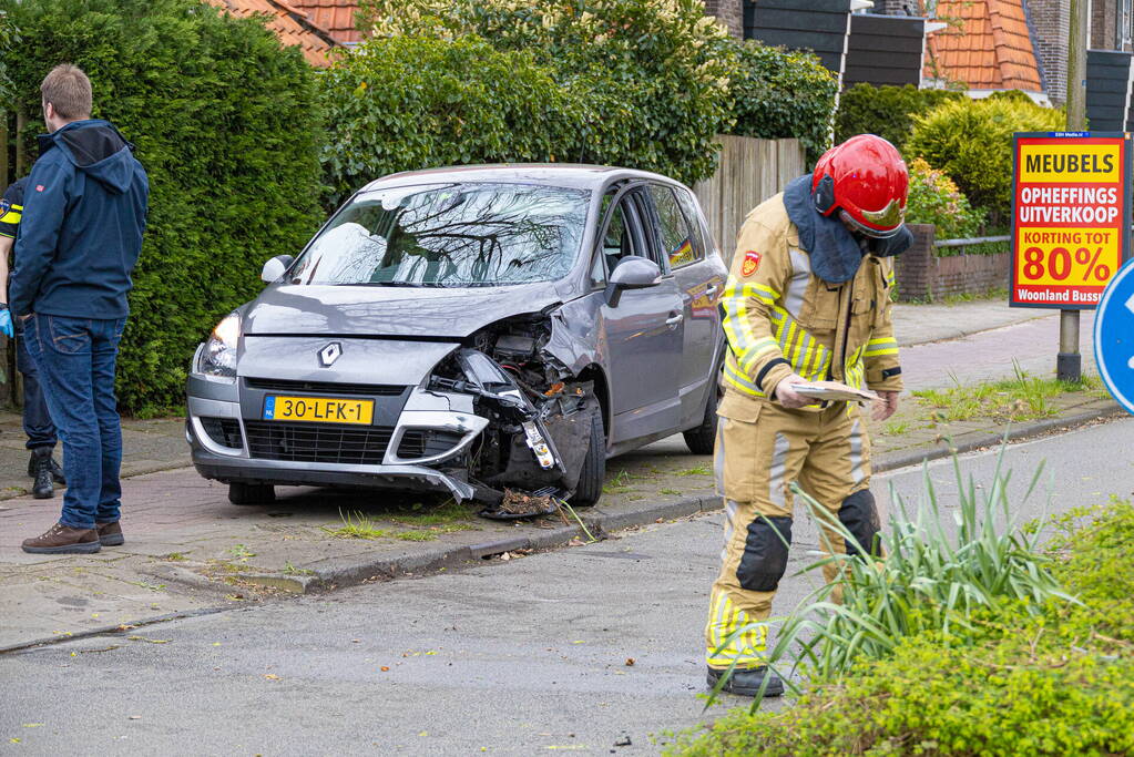 Automobilist botst tegen boom