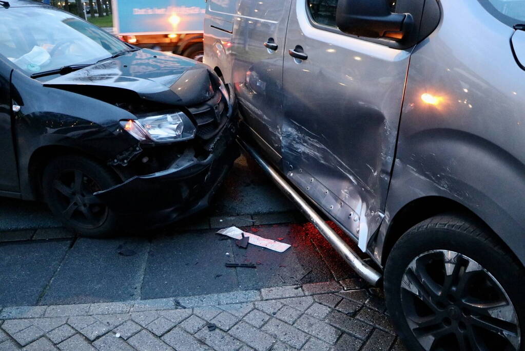 Veel schade bij botsing op kruispunt