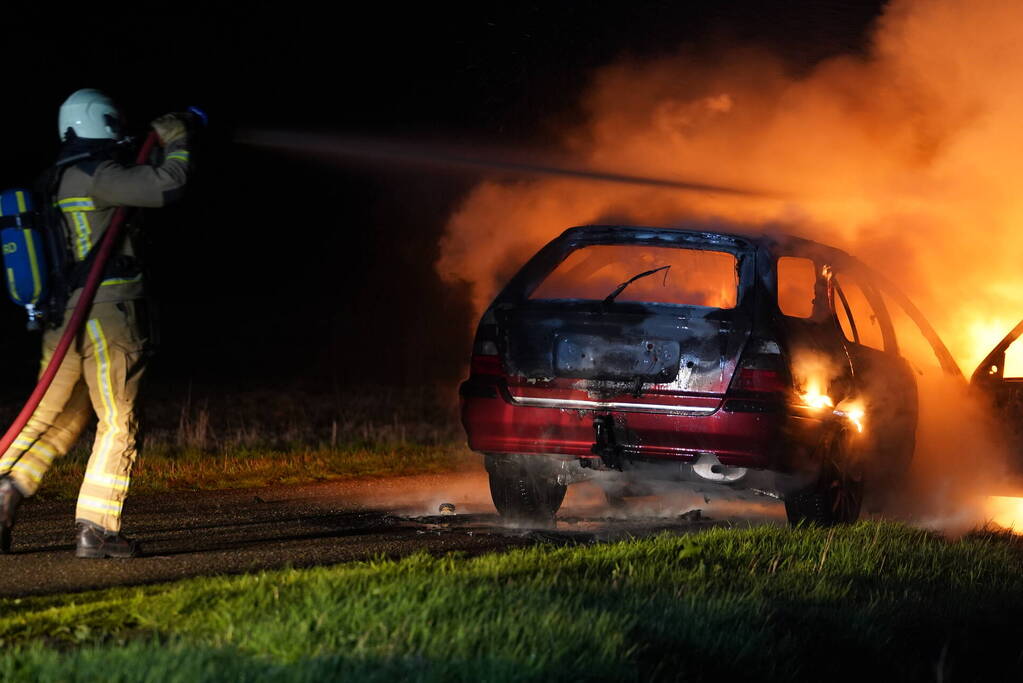 Auto brandt volledig uit in Assen