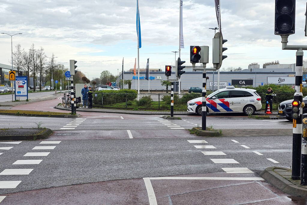 Twee fietsers botsen op fietspad