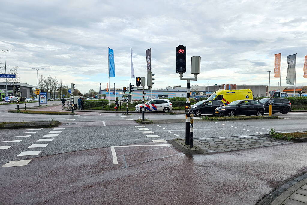 Twee fietsers botsen op fietspad