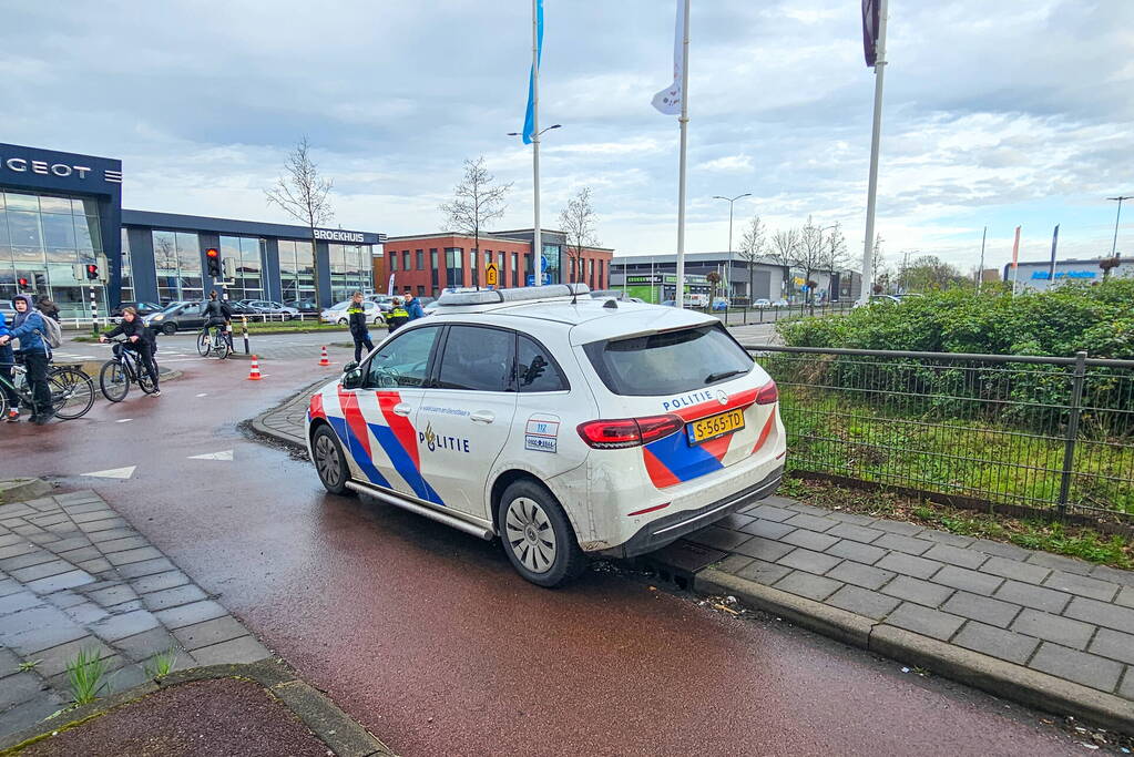 Twee fietsers botsen op fietspad