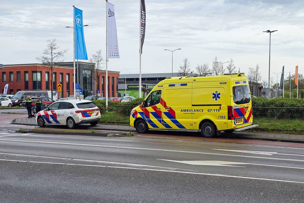 Twee fietsers botsen op fietspad