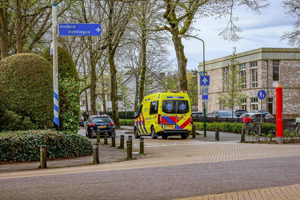 Jongedame op fiets in botsing met auto