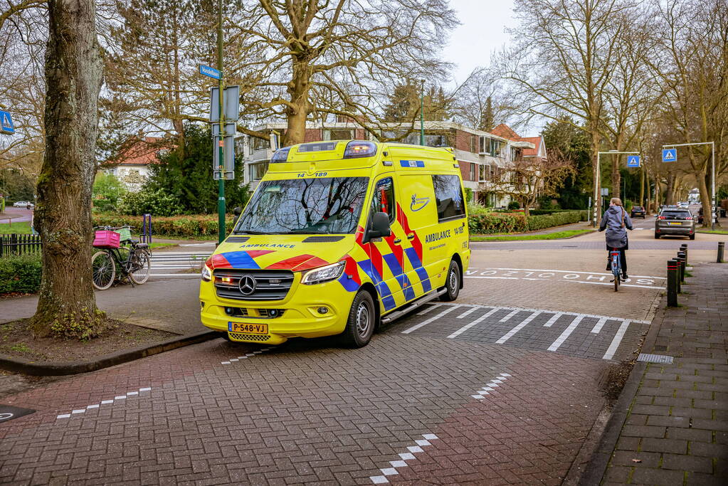 Jongedame op fiets in botsing met auto