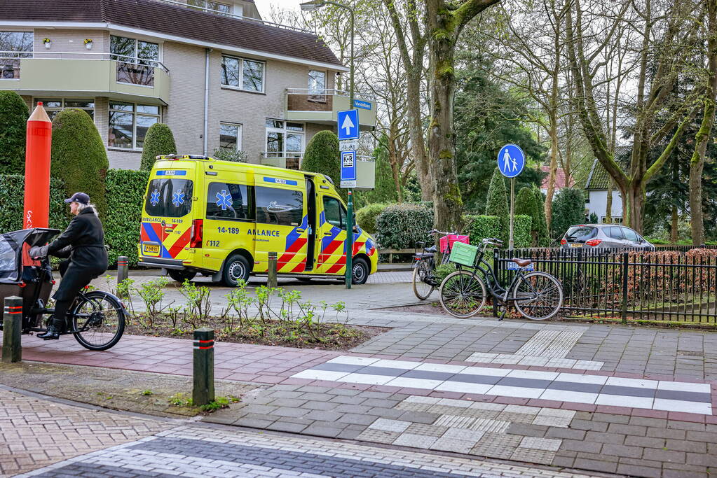 Jongedame op fiets in botsing met auto