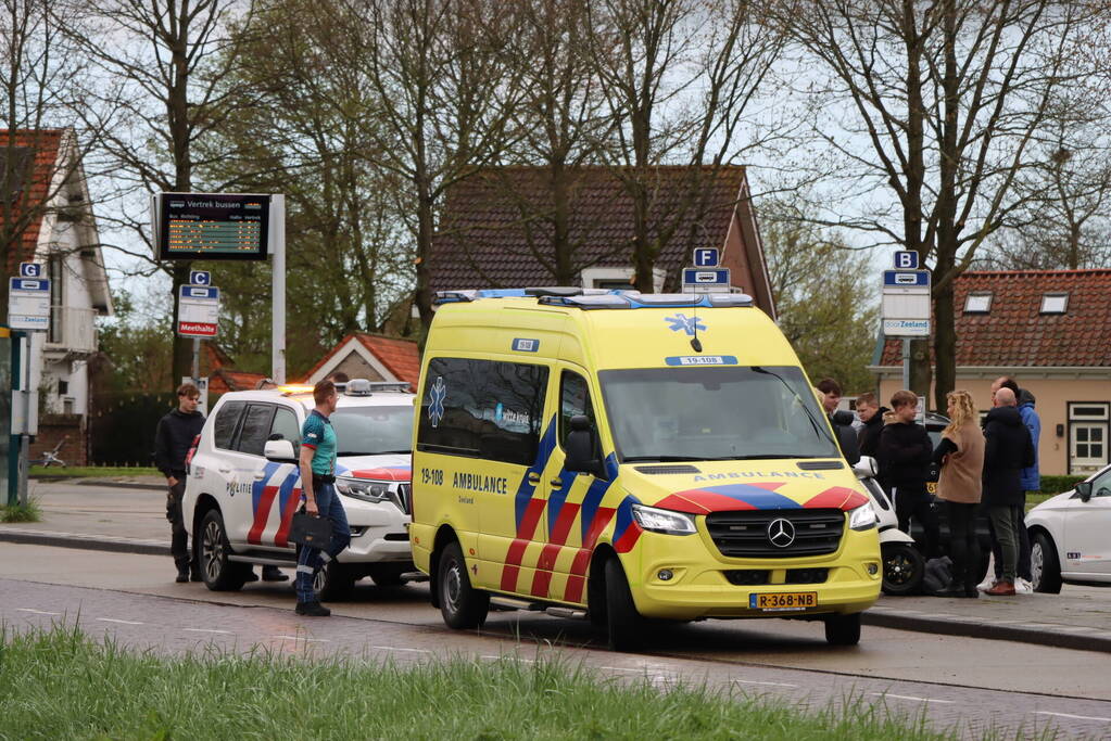 Automobilist raakt van de weg na botsing met paal