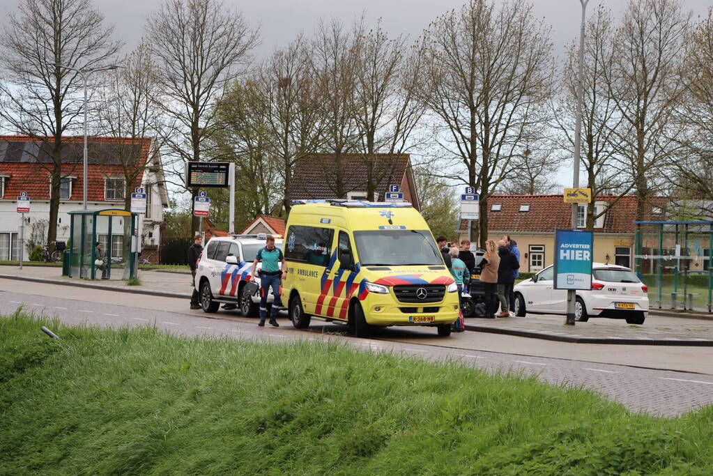 Automobilist raakt van de weg na botsing met paal