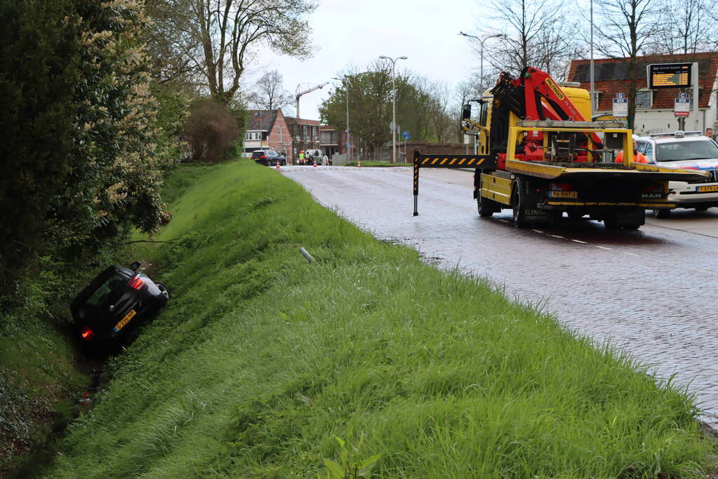 Automobilist raakt van de weg na botsing met paal