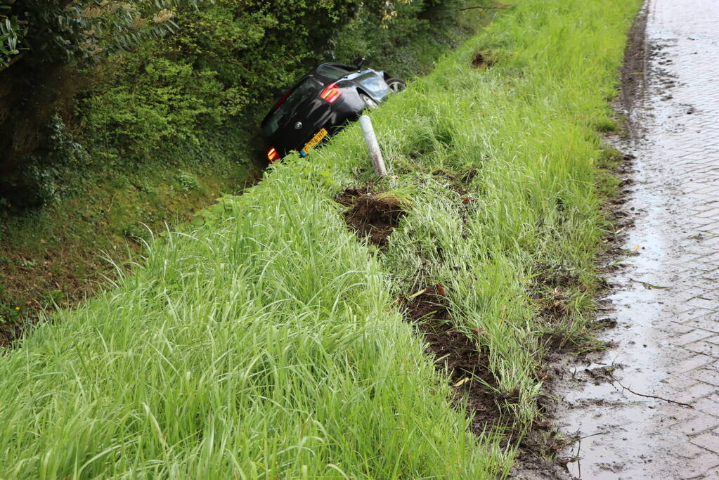 Automobilist raakt van de weg na botsing met paal