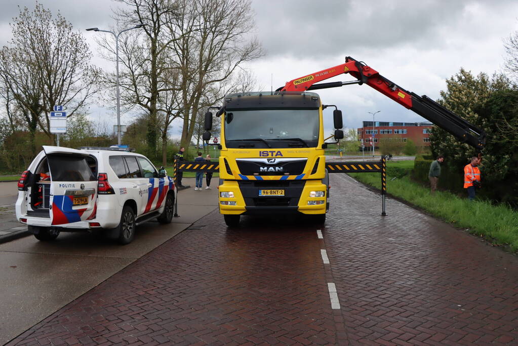 Automobilist raakt van de weg na botsing met paal