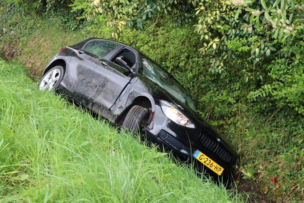 Automobilist raakt van de weg na botsing met paal