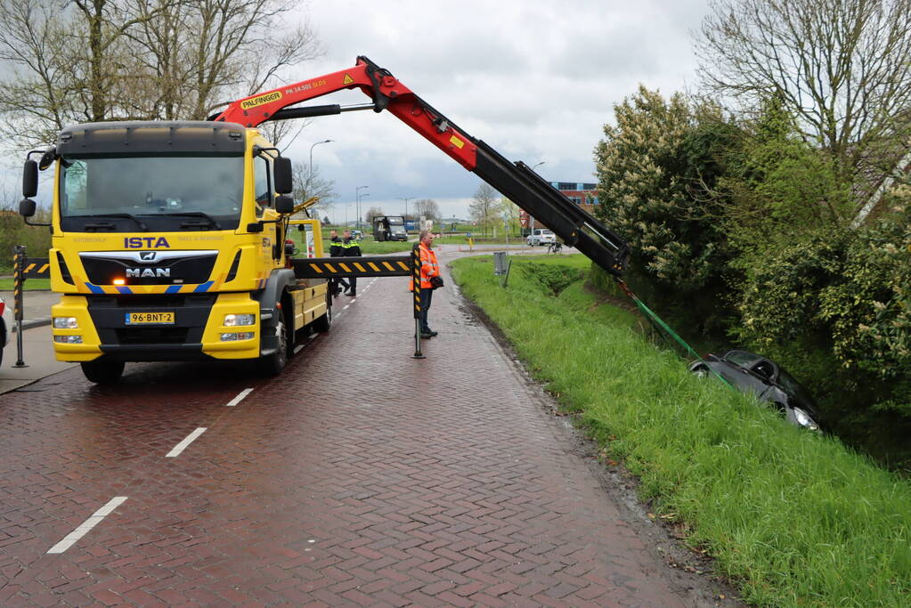 Automobilist raakt van de weg na botsing met paal