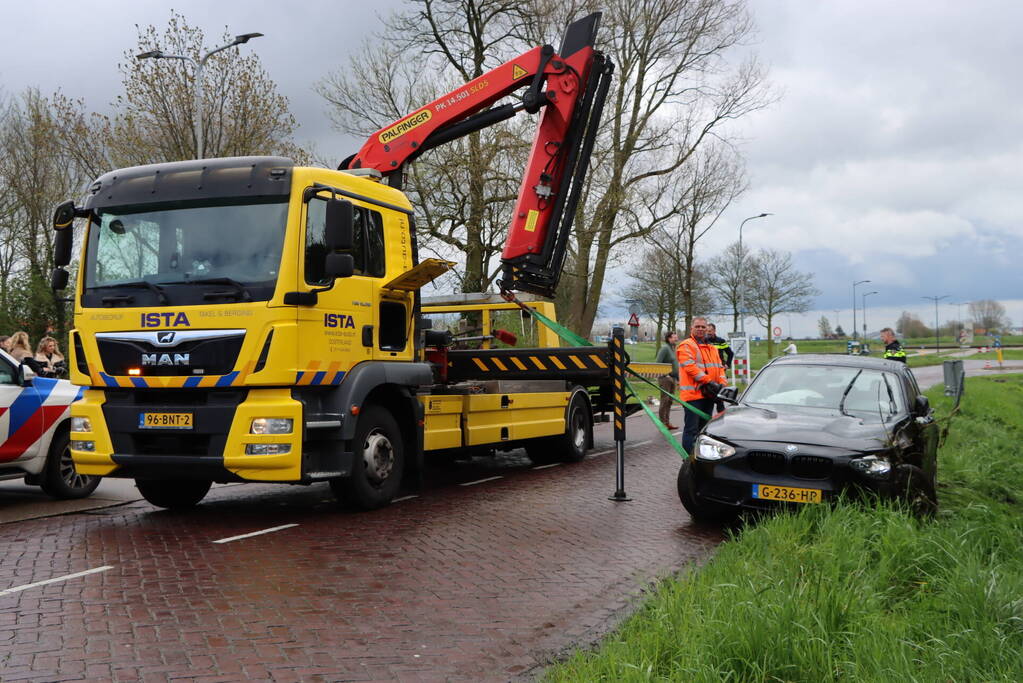 Automobilist raakt van de weg na botsing met paal