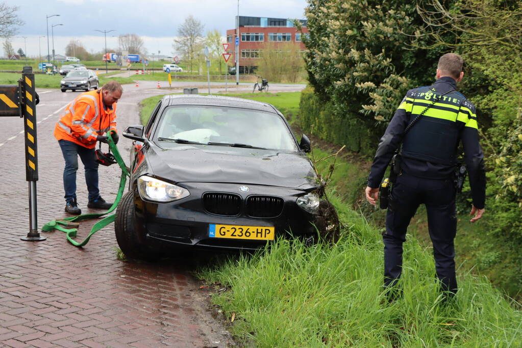 Automobilist raakt van de weg na botsing met paal