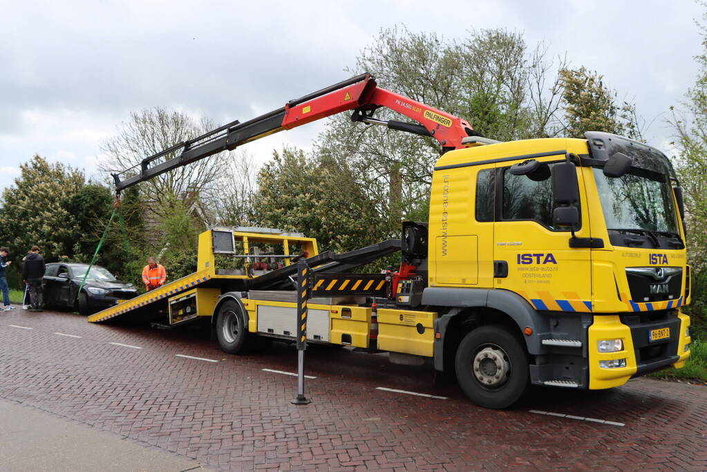 Automobilist raakt van de weg na botsing met paal