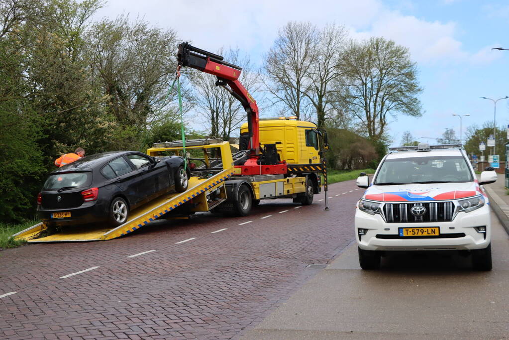 Automobilist raakt van de weg na botsing met paal