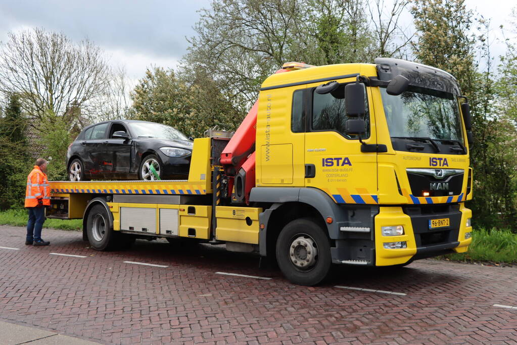 Automobilist raakt van de weg na botsing met paal