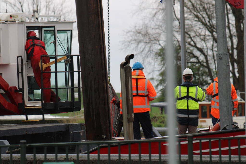 Scheepvaartverkeer in sluis gestremd door hijswerkzaamheden