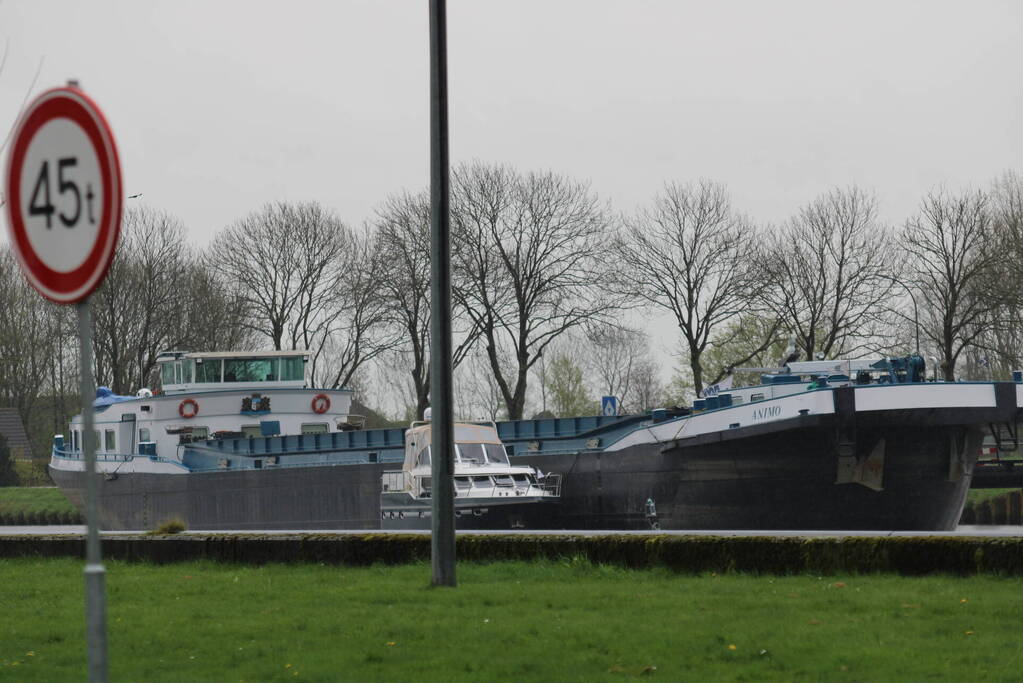 Scheepvaartverkeer in sluis gestremd door hijswerkzaamheden