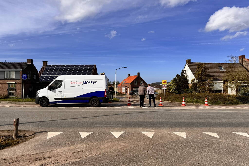 Wegdek verzakt door leidingbreuk