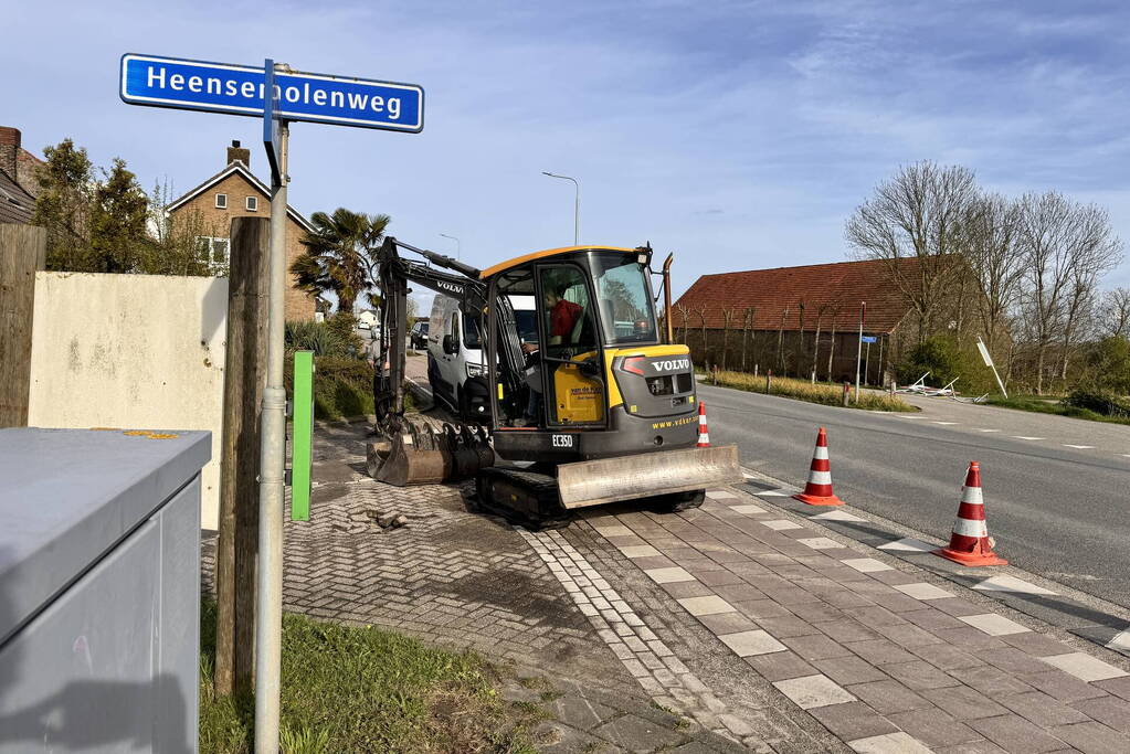 Wegdek verzakt door leidingbreuk