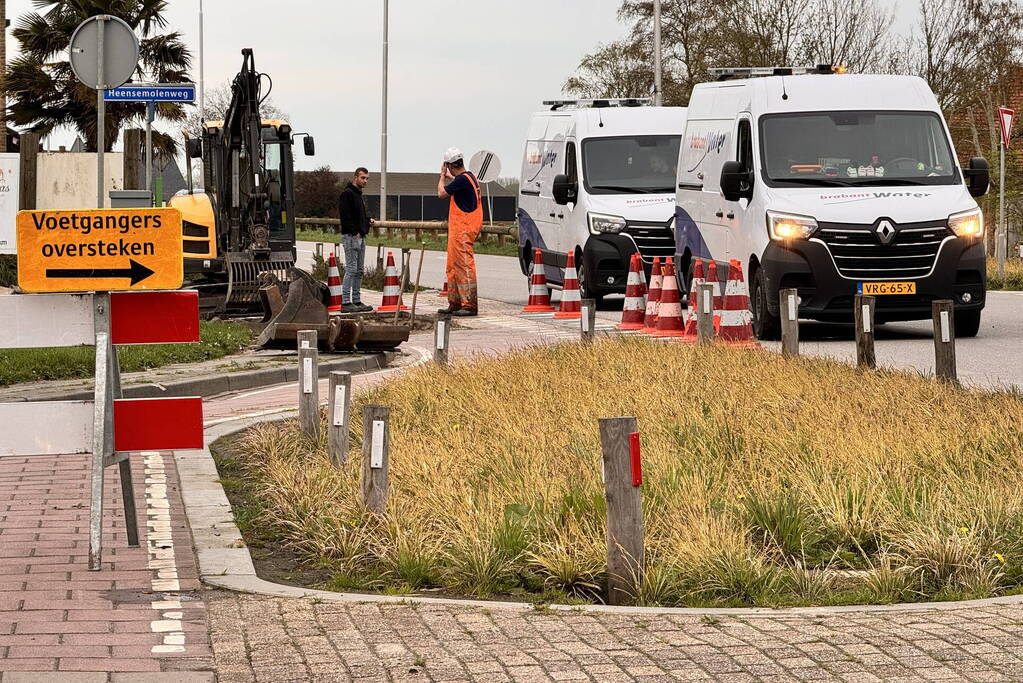 Wegdek verzakt door leidingbreuk