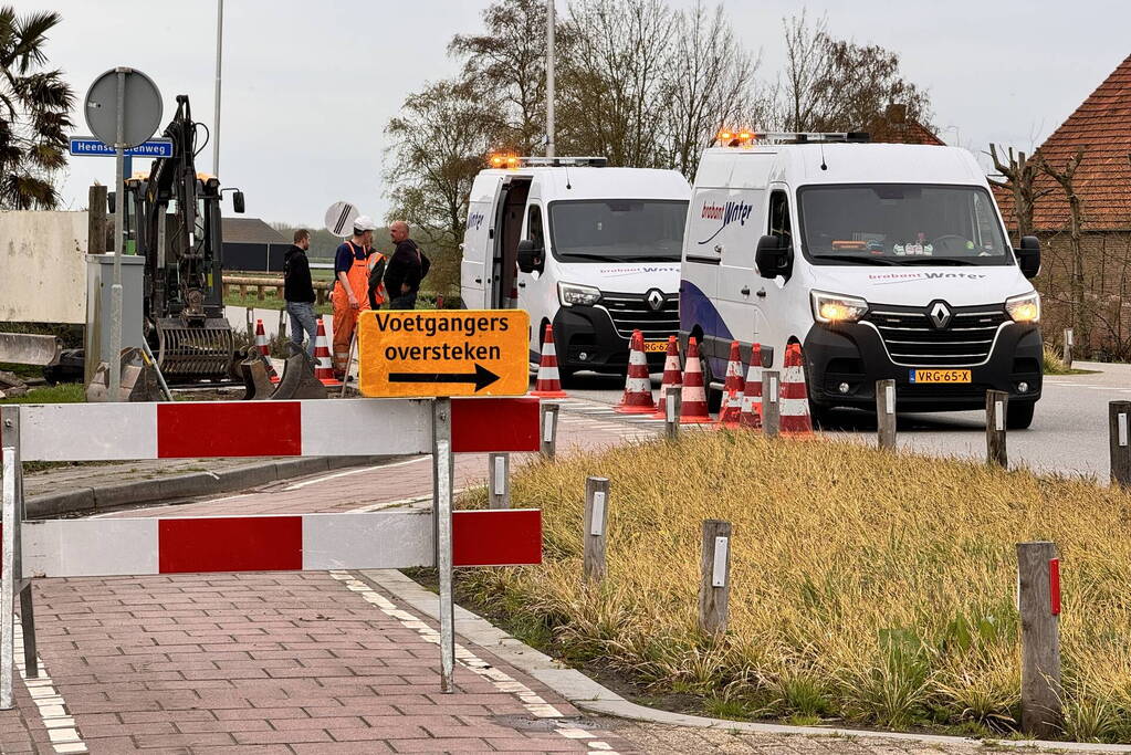 Wegdek verzakt door leidingbreuk