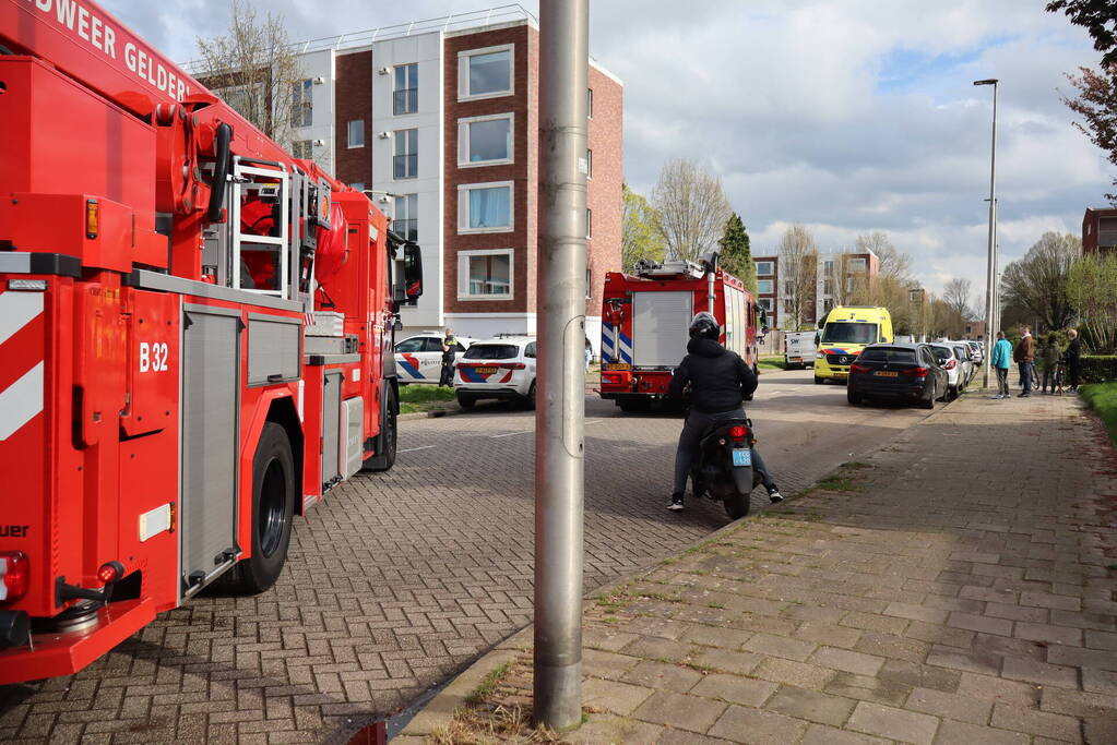 Persoon gewond naar ziekenhuis na rookinhalatie