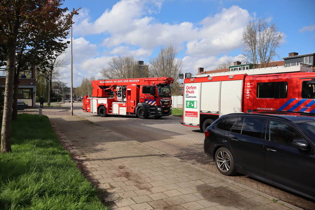 Persoon gewond naar ziekenhuis na rookinhalatie