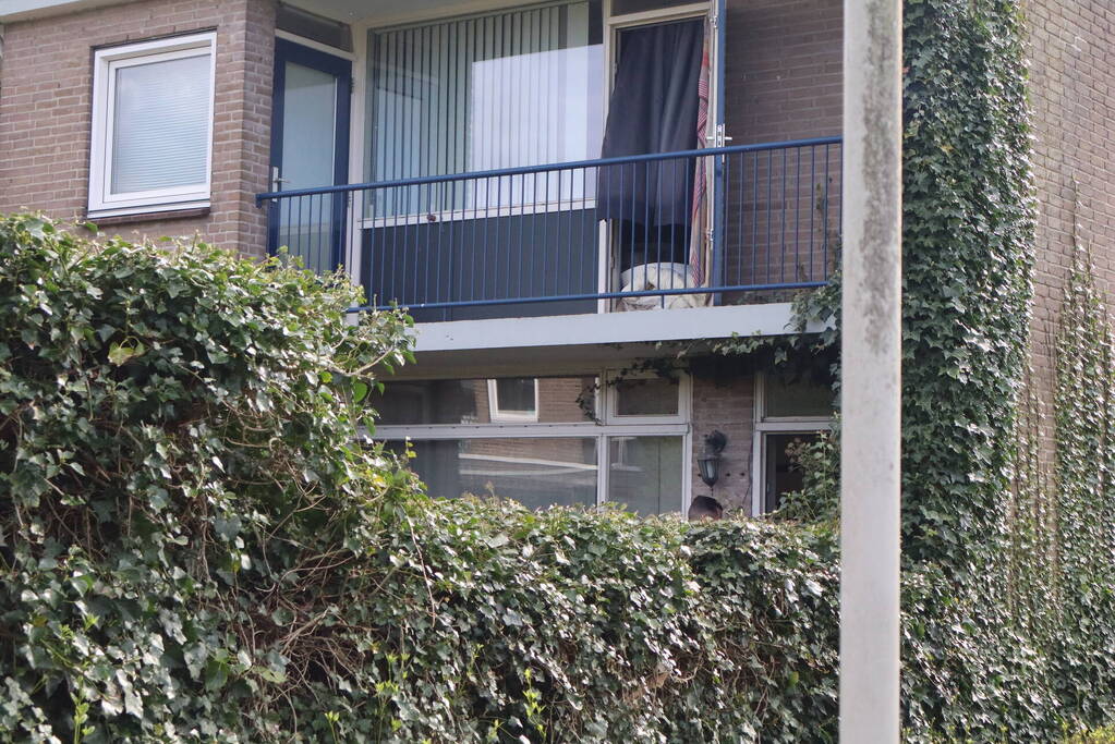 Persoon gewond naar ziekenhuis na rookinhalatie