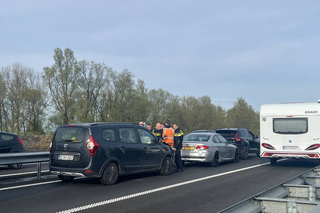 Flinke file door ongeval met drie voertuigen