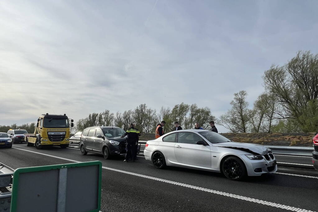 Flinke file door ongeval met drie voertuigen