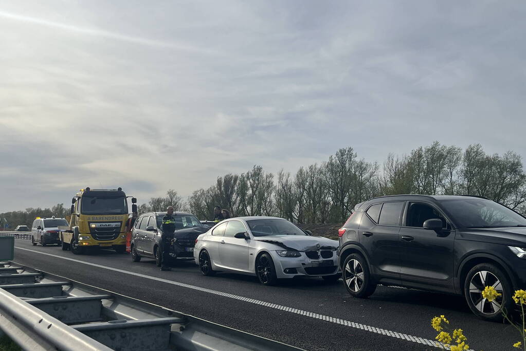 Flinke file door ongeval met drie voertuigen