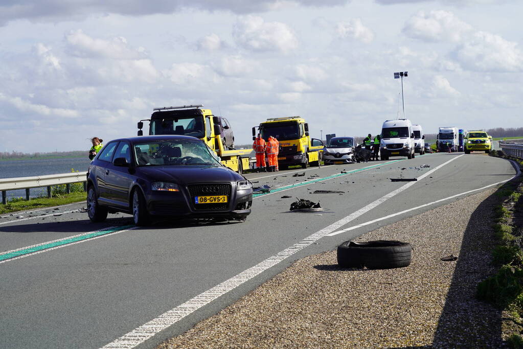 Twee auto's botsen frontaal op elkaar