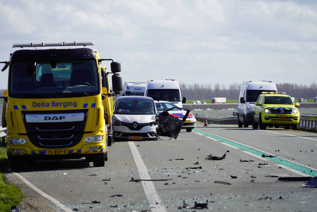 Twee auto's botsen frontaal op elkaar