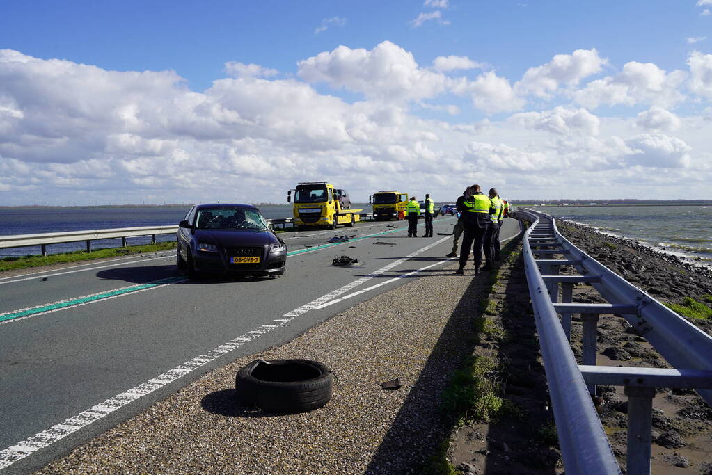 Twee auto's botsen frontaal op elkaar