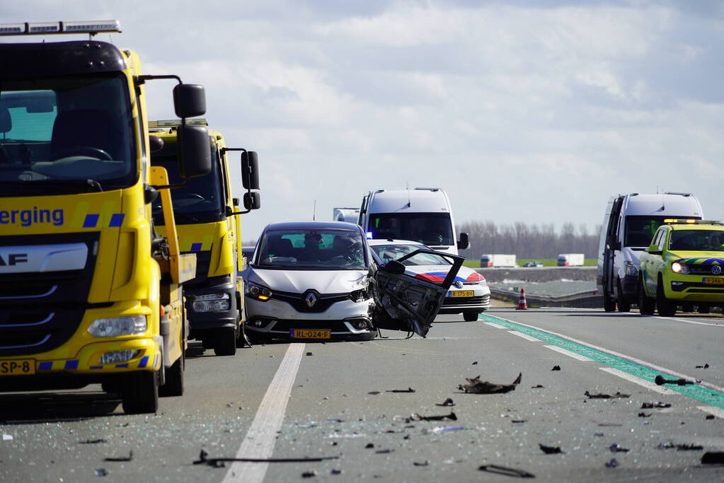 Twee auto's botsen frontaal op elkaar