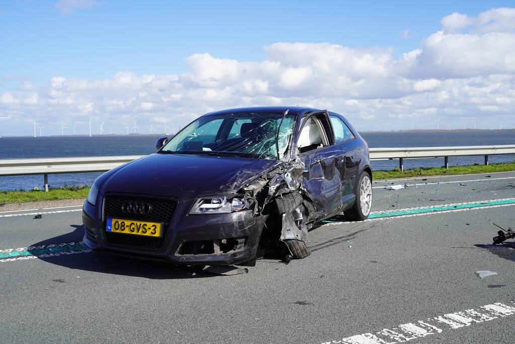 Twee auto's botsen frontaal op elkaar