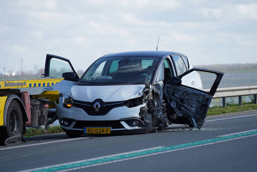 Twee auto's botsen frontaal op elkaar