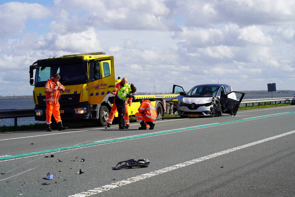 Twee auto's botsen frontaal op elkaar