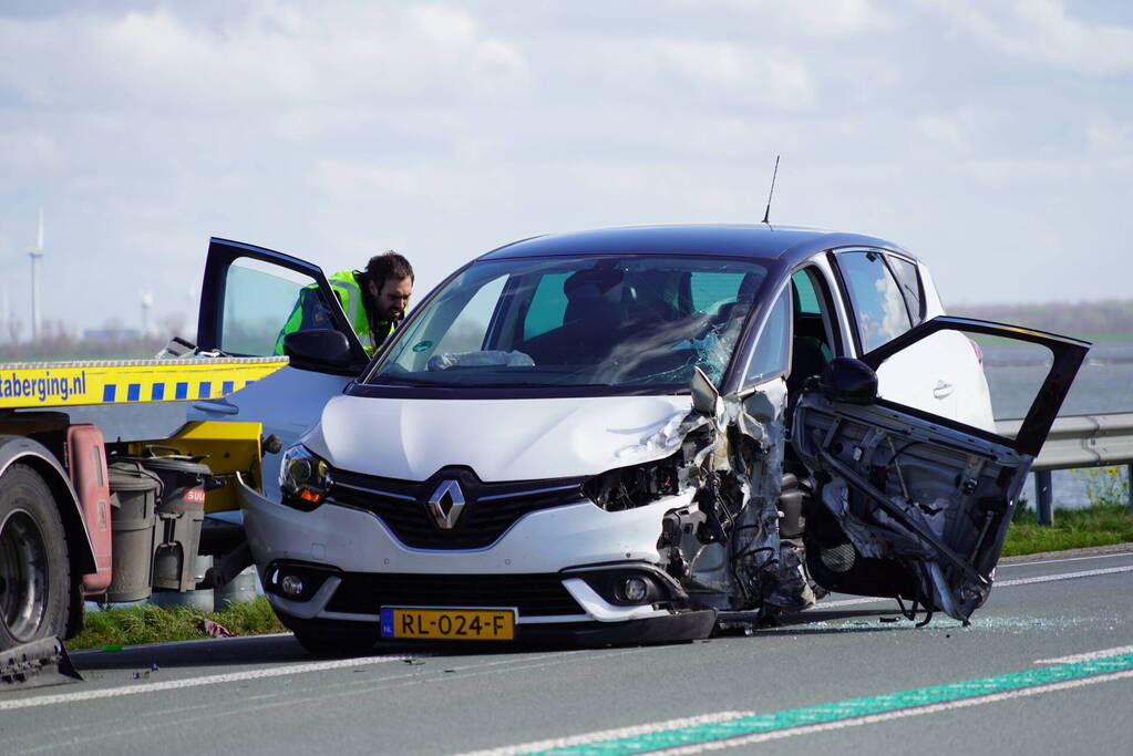 Twee auto's botsen frontaal op elkaar