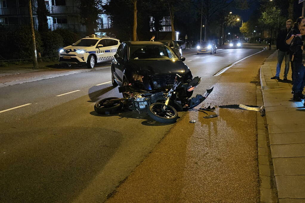 Brommerrijder en automobilist in botsing