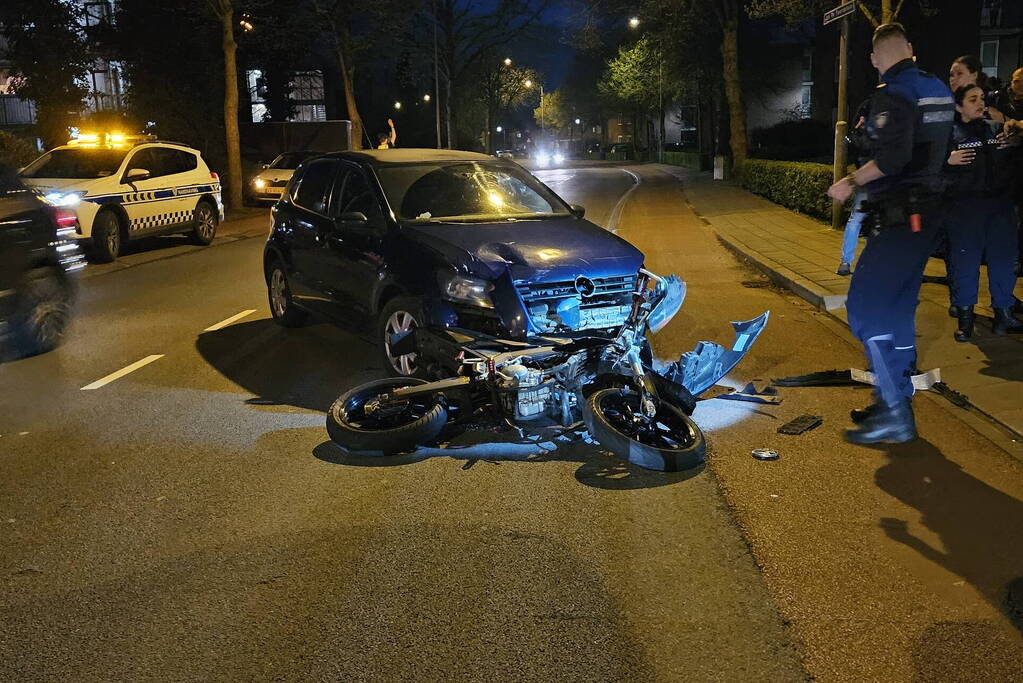 Brommerrijder en automobilist in botsing