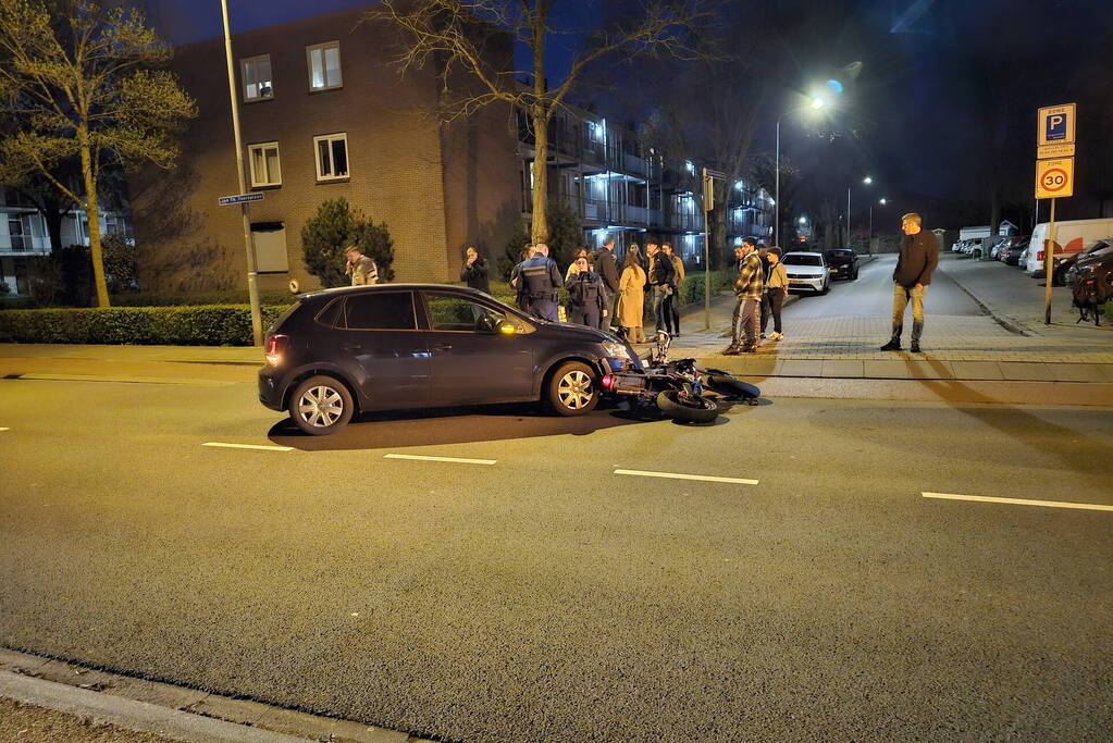 Brommerrijder en automobilist in botsing